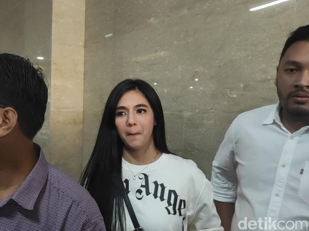 DJ Una Serahkan Bukti Tambahan saat Jalani Pemeriksaan Terkait DNA Pro DJ Una Serahkan Bukti Tambahan saat Jalani Pemeriksaan Terkait DNA Pro