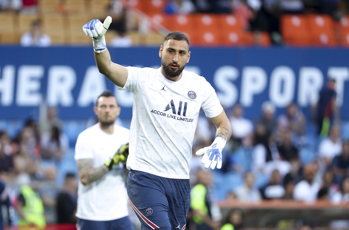 Donnarumma MONTPELLIER, FRANCE - MAY 14: Goalkeeper of PSG Gianluigi Donnarumma during the Ligue 1 Uber Eats match between Montpellier HSC (MHSC) and Paris Saint Germain (PSG) at Stade de la Mosson on May 14, 2022 in Montpellier, France. (Photo by John Berry/Getty Images)