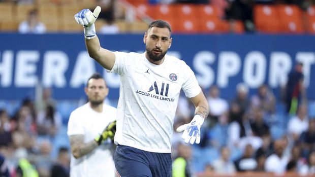 MONTPELLIER, FRANCE - MAY 14: Goalkeeper of PSG Gianluigi Donnarumma during the Ligue 1 Uber Eats match between Montpellier HSC (MHSC) and Paris Saint Germain (PSG) at Stade de la Mosson on May 14, 2022 in Montpellier, France. (Photo by John Berry/Getty Images)