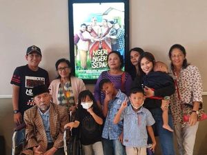 Bikin Haru! Penonton Ngeri-Ngeri Sedap ke Bioskop Pakai Kursi Roda