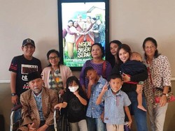 Bikin Haru! Penonton Ngeri-Ngeri Sedap ke Bioskop Pakai Kursi Roda