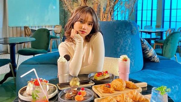 Main Film Bukan Cinderella, Ini 10 Potret Fujianti yang Doyan Ngemil Cokelat