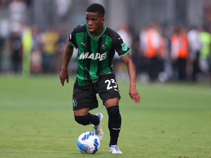 REGGIO NELLEMILIA, ITALY - MAY 22: Hamed Junior Traore of US Sassuolo during the Serie A match between US Sassuolo and AC Milan at Mapei Stadium - Citta del Tricolore on May 22, 2022 in Reggio nellEmilia, Italy. (Photo by Jonathan Moscrop/Getty Images)
