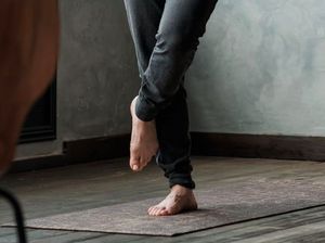 Riset: Tak Bisa Berdiri Seimbang Satu Kaki Berisiko Cepat Mati