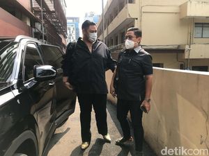 Usai Jalani Pemeriksaan Tambahan Kasus DNA Pro, Ivan Gunawan Buru-buru Syuting Usai Jalani Pemeriksaan Tambahan Kasus DNA Pro, Ivan Gunawan Buru-buru Syuting