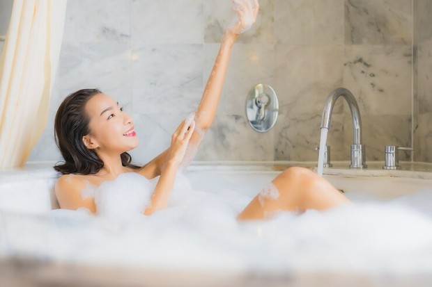Hindari mandi dan mencuci rambut dengan air yang terlalu panas.