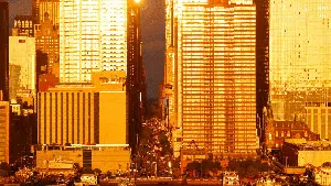 Kala New York Menjelma Bak Kota Emas