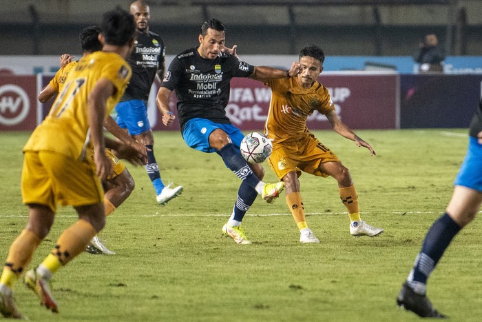 Pesepak bola Persib Bandung Frets Butuan (kedua kiri) dan David Rumakiek (kanan) berusaha menghadang laju pesepak bola Bhayangkara FC Kasim Botan (kedua kanan) saat pertandingan Group C Piala Presiden 2022 di Stadion Si Jalak Harupat, Kabupaten Bandung, Jawa Barat, Selasa (21/6/2022). Persib Bandung menang dengan skor 1-0 atas Bhayangkara FC. ANTARA FOTO/M Agung Rajasa/rwa.