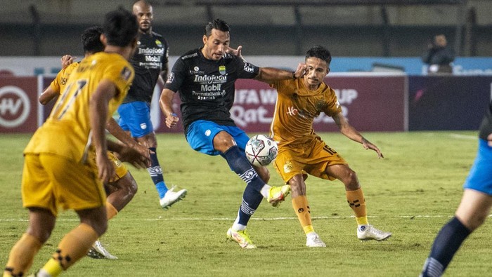 Kalahkan Bhayangkara FC, Persib Jadi Juara di Grup Neraka Pesepak bola Persib Bandung Frets Butuan (kedua kiri) dan David Rumakiek (kanan) berusaha menghadang laju pesepak bola Bhayangkara FC Kasim Botan (kedua kanan) saat pertandingan Group C Piala Presiden 2022 di Stadion Si Jalak Harupat, Kabupaten Bandung, Jawa Barat, Selasa (21/6/2022). Persib Bandung menang dengan skor 1-0 atas Bhayangkara FC. ANTARA FOTO/M Agung Rajasa/rwa.