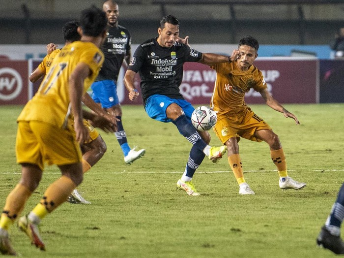 Pesepak bola Persib Bandung Frets Butuan (kedua kiri) dan David Rumakiek (kanan) berusaha menghadang laju pesepak bola Bhayangkara FC Kasim Botan (kedua kanan) saat pertandingan Group C Piala Presiden 2022 di Stadion Si Jalak Harupat, Kabupaten Bandung, Jawa Barat, Selasa (21/6/2022). Persib Bandung menang dengan skor 1-0 atas Bhayangkara FC. ANTARA FOTO/M Agung Rajasa/rwa.