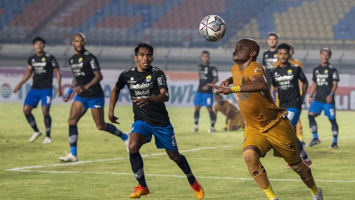 Pesepak bola Persib Bandung Frets Butuan (kedua kiri) dan David Rumakiek (kanan) berusaha menghadang laju pesepak bola Bhayangkara FC Kasim Botan (kedua kanan) saat pertandingan Group C Piala Presiden 2022 di Stadion Si Jalak Harupat, Kabupaten Bandung, Jawa Barat, Selasa (21/6/2022). Persib Bandung menang dengan skor 1-0 atas Bhayangkara FC. ANTARA FOTO/M Agung Rajasa/rwa.