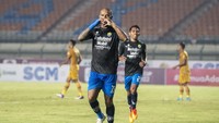 Persib Bandung membuka skor pada menit ke-36. Bola sepakan keras jarak jauh David Da Silva meluncur ke dalam gawang Bhayangkara. Skor 1-0 untuk Maung Bandung bertahan hingga turun minum.