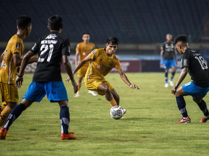 Pesepak bola Persib Bandung Frets Butuan (kedua kiri) dan David Rumakiek (kanan) berusaha menghadang laju pesepak bola Bhayangkara FC Kasim Botan (kedua kanan) saat pertandingan Group C Piala Presiden 2022 di Stadion Si Jalak Harupat, Kabupaten Bandung, Jawa Barat, Selasa (21/6/2022). Persib Bandung menang dengan skor 1-0 atas Bhayangkara FC. ANTARA FOTO/M Agung Rajasa/rwa.