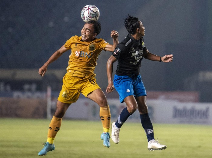 Pesepak bola Persib Bandung Frets Butuan (kedua kiri) dan David Rumakiek (kanan) berusaha menghadang laju pesepak bola Bhayangkara FC Kasim Botan (kedua kanan) saat pertandingan Group C Piala Presiden 2022 di Stadion Si Jalak Harupat, Kabupaten Bandung, Jawa Barat, Selasa (21/6/2022). Persib Bandung menang dengan skor 1-0 atas Bhayangkara FC. ANTARA FOTO/M Agung Rajasa/rwa.
