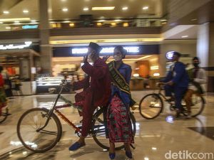 Kring.. Kring.. Sepeda Ontel Wira-wiri di Pusat Perbelanjaan