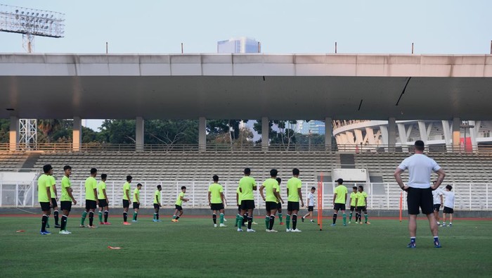 Latihan Timnas Indonesia U-19 Jelang Piala AFF 2022 Sejumlah pesepak bola timnas U-19 mengikuti latihan di Stadion Madya, Kompeks Gelora Bung Karno, Jakarta, Selasa (21/6/2022). Latihan tersebut untuk persiapan timnas sepak bola U-19 yang akan berlaga di Piala AFF U-19 2022 pada 2-15 Juli 2022. ANTARA FOTO/Hafidz Mubarak A/rwa.