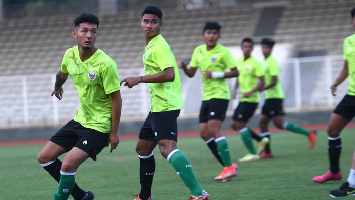 Sejumlah pesepak bola timnas U-19 mengikuti latihan di Stadion Madya, Kompeks Gelora Bung Karno, Jakarta, Selasa (21/6/2022). Latihan tersebut untuk persiapan timnas sepak bola U-19 yang akan berlaga di Piala AFF U-19 2022 pada 2-15 Juli 2022. ANTARA FOTO/Hafidz Mubarak A/rwa.