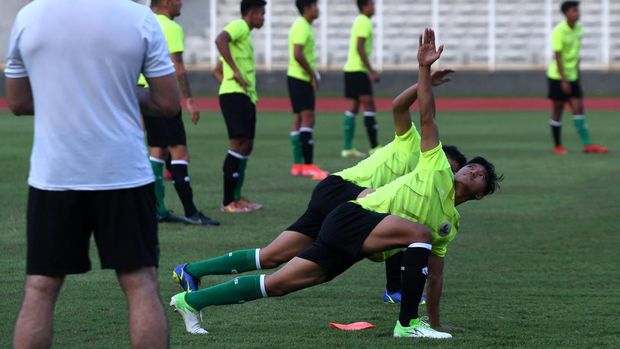 Sejumlah pesepak bola timnas U-19 mengikuti latihan di Stadion Madya, Kompeks Gelora Bung Karno, Jakarta, Selasa (21/6/2022). Latihan tersebut untuk persiapan timnas sepak bola U-19 yang akan berlaga di Piala AFF U-19 2022 pada 2-15 Juli 2022. ANTARA FOTO/Hafidz Mubarak A/rwa.