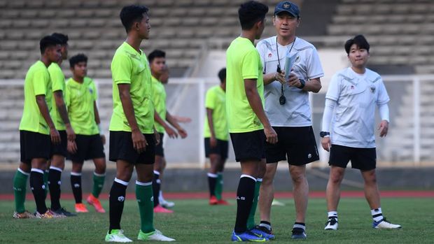 Pelatih timnas Indonesia Shin Tae-yong (kedua kanan) memberikan arahan kepada pesepak bola timnas U-19 saat memimpin latihan di Stadion Madya, Kompeks Gelora Bung Karno, Jakarta, Selasa (21/6/2022). Latihan tersebut untuk persiapan timnas sepak bola U-19 yang akan berlaga di Piala AFF U-19 2022 pada 2-15 Juli 2022. ANTARA FOTO/Hafidz Mubarak A/rwa.