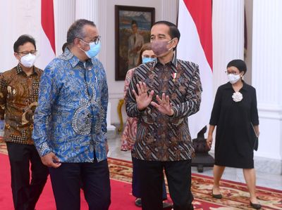 Lihat Lagi Momen Jokowi Ngobrol Bareng Bos WHO di Istana Merdeka
