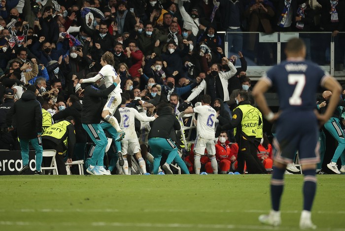 MADRID, SPAIN - MARCH 9: Players of Real Madrid celebrate after Karim Benzemas goal during the UEFA Champions League round of sixteen leg two match between Real Madrid and Paris Saint-Germain at Estadio Santiago Bernabeu on March 09, 2022 in Madrid, Spain. (Photo by Burak Akbulut/Anadolu Agency via Getty Images)