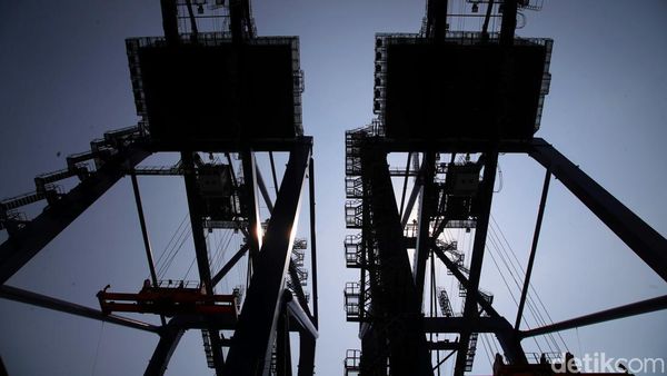 Foto-foto Crane Baru JICT di Terminal Peti Kemas Tanjung Priok