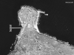 Ukraina Rilis Video Diduga 2 Pesawat Rusia Kirim Bom ke Pulau Ular