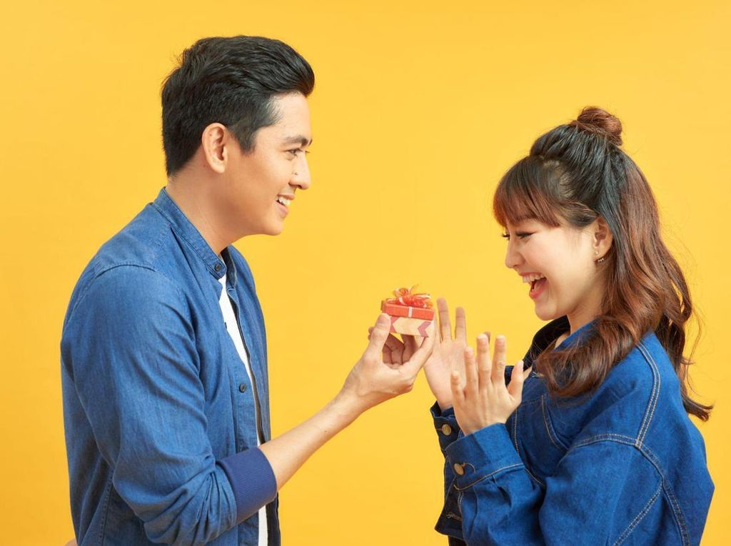 Cari Tahu Ide Kado Berkesan Sesuai Jenis Love Language Pasangan! Cari Tahu Ide Kado Berkesan Sesuai Jenis Love Language Pasangan!