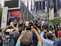 Pulang dari Blusukan, Mendag Zulhas Langsung Diserbu Pendemo