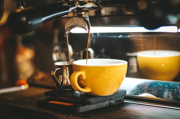 (Meski memiliki banyak manfaat, mengkonsumsi kopi berlebihan juga tidak dianjurkan. Hindari konsumsi kopi lebih dari dua gelas per hari/Foto: pexels.com/Marta Dzedyshko) Meski memiliki banyak manfaat, mengkonsumsi kopi berlebihan juga tidak dianjurkan. Hindari konsumsi kopi lebih dari dua gelas per hari/Foto: pexels.com/Marta Dzedyshko