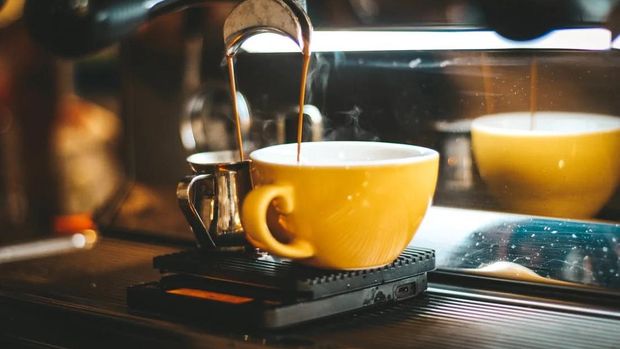 Meski memiliki banyak manfaat, mengkonsumsi kopi berlebihan juga tidak dianjurkan. Hindari konsumsi kopi lebih dari dua gelas per hari/Foto: pexels.com/Marta Dzedyshko