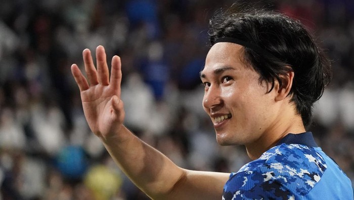 KOBE, JAPAN - JUNE 10: Takumi Minamino of Japan applauds fans after  the international friendly match between Japan and Ghana at Noevir Stadium Kobe on June 10, 2022 in Kobe, Hyogo, Japan. (Photo by Etsuo Hara/Getty Images)