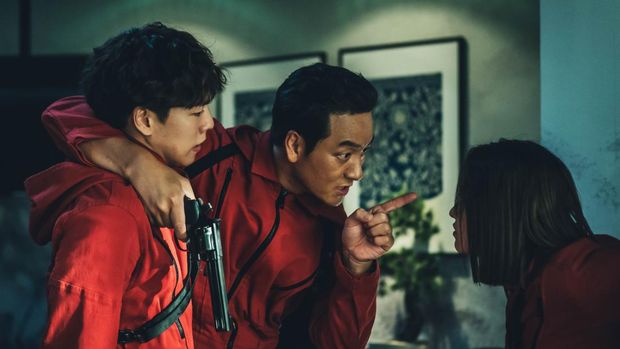 Money Heist Korea: JEA (L to R) Lee Hyun-woo as Rio, Kim Ji-hun as Denver and Lee Won-jong as Moscow in episode # 1 of Money Heist Korea: JEA. Cr. Jung Jaegu/Netflix © 2021