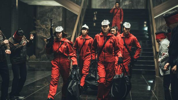 Money Heist Korea: JEA (L to R) Lee Hyun-woo as Rio, Kim Ji-hun as Denver and Lee Won-jong as Moscow in episode # 1 of Money Heist Korea: JEA. Cr. Jung Jaegu/Netflix © 2021