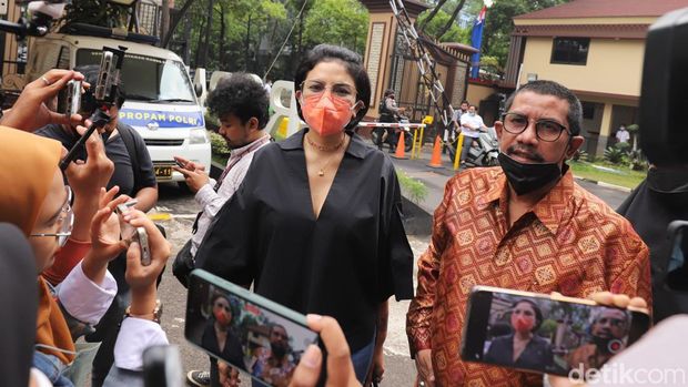 Nikita Mirzani saat menyambangi Mabes Polri.
