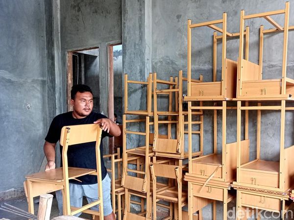 Momen Vendor Ambil Meja-Kursi Sekolah Gegara Disdik Riau Belum Bayar