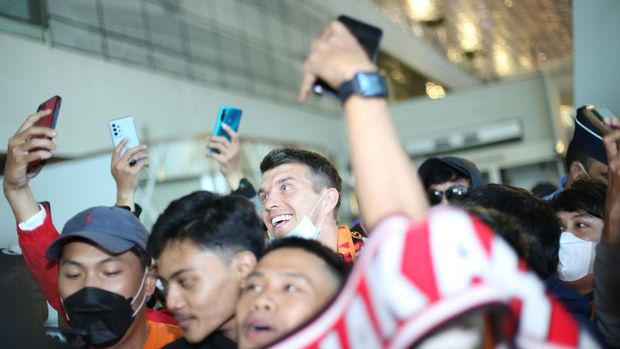 Pemain baru Persija Jakarta, Ondrej Kudela, sudah tiba di Indonesia, Selasa (21/6/2022). Ia terkesan mendapat sambutan The Jakmania di Bandara Soekarno-Hatta.