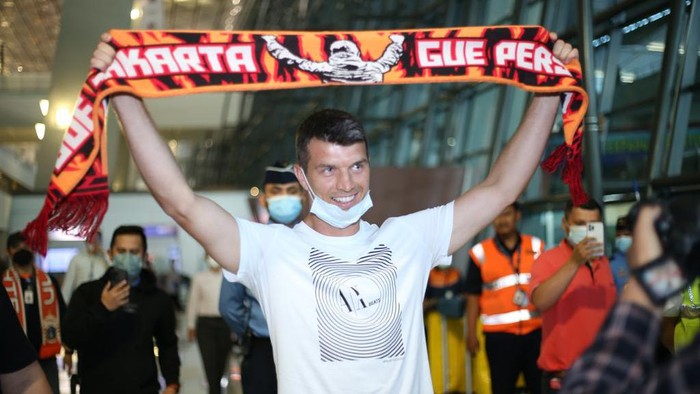 Pemain baru Persija Jakarta, Ondrej Kudela, sudah tiba di Indonesia, Selasa (21/6/2022). Ia terkesan mendapat sambutan The Jakmania di Bandara Soekarno-Hatta.
