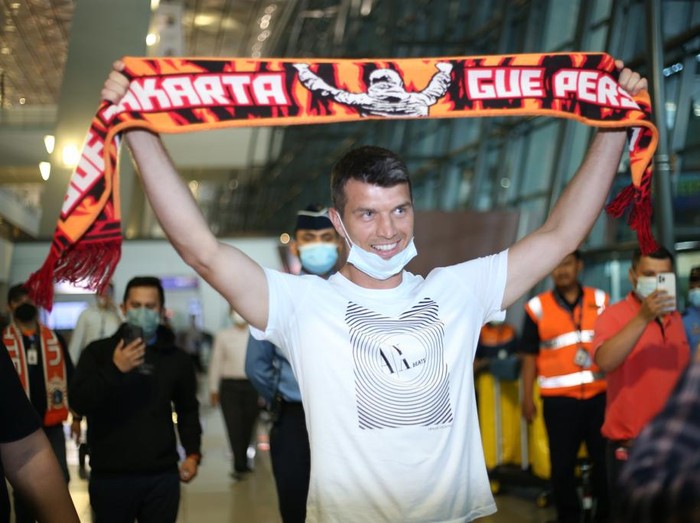 Pemain baru Persija Jakarta, Ondrej Kudela, sudah tiba di Indonesia, Selasa (21/6/2022). Ia terkesan mendapat sambutan The Jakmania di Bandara Soekarno-Hatta.