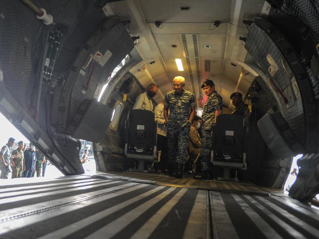 Panglima Tentara Malaysia Cek 2 Pesawat CN 235 yang Digarap PTDI