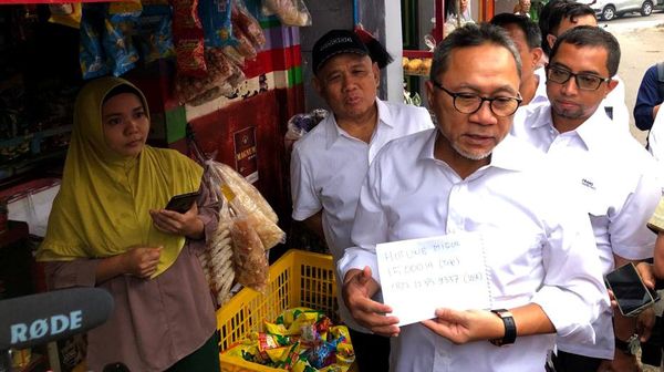 Pantau Harga Migor, Mendag Zulhas Blusukan ke Warung-warung