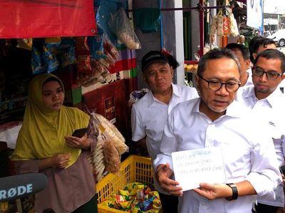 Pantau Harga Migor, Mendag Zulhas Blusukan ke Warung-warung