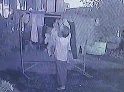 Pria Bersarung Pakai Peci di Banyuwangi Terekam CCTV Curi BH dan CD