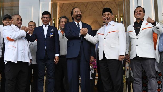 Ketua Umum Partai Nasional Demokrat (Nasdem) Surya Paloh (ketiga kanan) dan Presiden Partai Keadilan Sejahtera (PKS) Ahmad Syaikhu (kedua kanan) didampingi jajaran petinggi kedua partai berjabat tangan usai pertemuan di Kantor DPP Nasdem, Jakarta, Rabu (22/6/2022). Para petinggi kedua partai tersebut menyepakati untuk sama-sama menyukseskan kelancaran dan kondusifitas Pemilu 2024. ANTARA FOTO/Aditya Pradana Putra/nym.