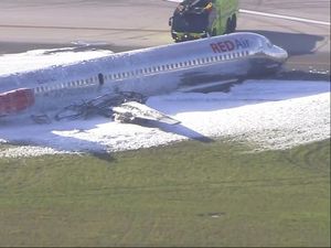 Penampakan Pesawat Berpenumpang Terbakar Hebat di Bandara Miami
