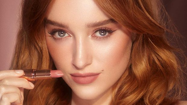 Phoebe Dynevor sebagai brand ambassador Charlotte Tilbury