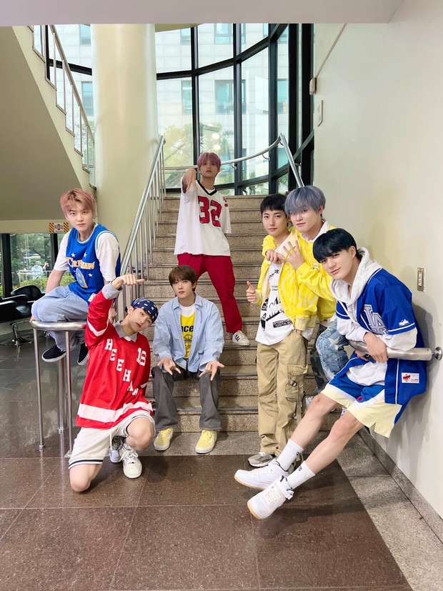Photo Group NCT DREAM di KBS Music Bank / Foto : twitter.com/NCTsmtown_DREAM NCT DREAM di Tangga KBS Music Bank