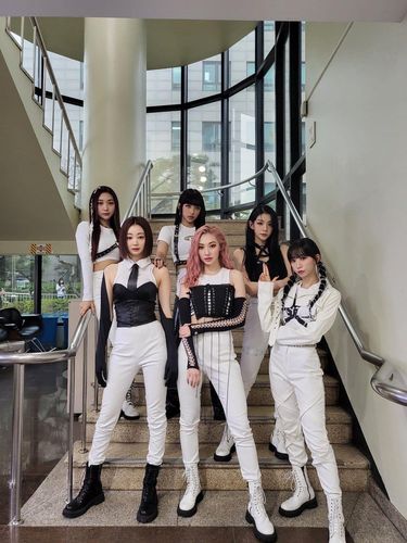 Photo Group SECRET NUMBER di Tangga KBS Music Bank