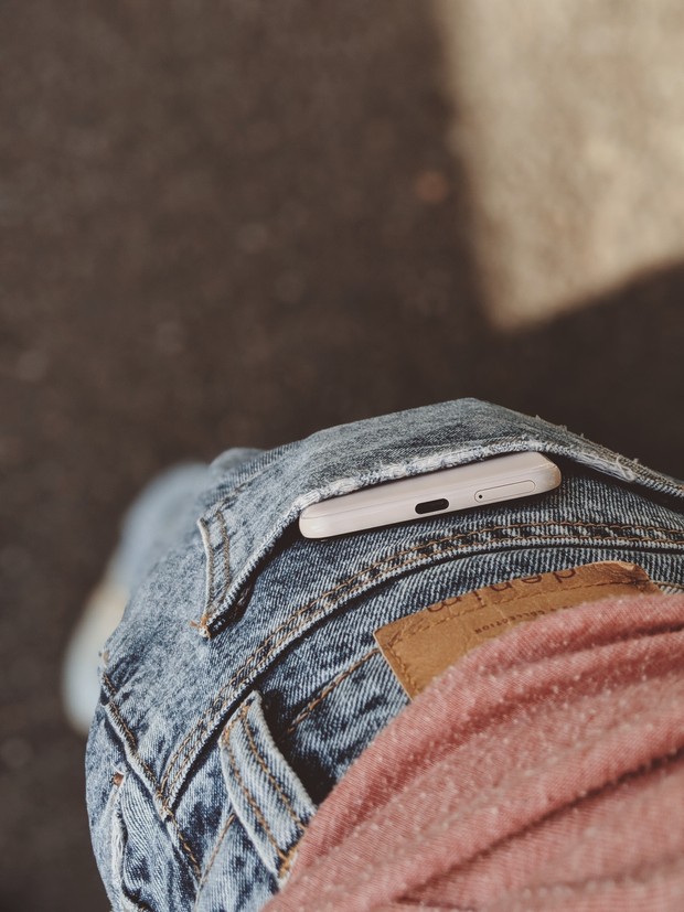 Ponsel di saku belakang celana/Foto: Pexels/Valeriia Miller