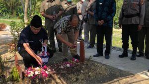 Potret Erick Thohir Ziarah ke Makam Buya Syafii